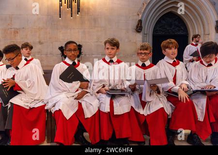 Das Bild vom 7. Dezember zeigt Chöre des King’s College in Cambridge, die die letzte Probe für die Aufnahme der Christma vorbereiten Stockfoto