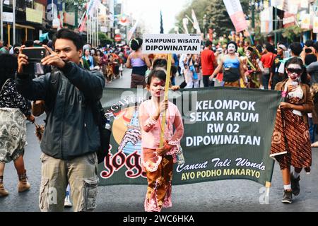 Lokale Touristen machen Selfie auf dem kulturellen Karnevalsfest in der malioboro Street, Yogyakarta. Stockfoto