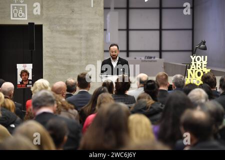 Der Starpianist Igor Levit spielte am Sonntag 14.01.2024 in der James-Simon-Galerie in Berlin ein Konzert zum Gedenken an die israelischen Hamas-Geiseln. Foto: Levit waehrend seiner Rede vor seinem Auftritt unter den Entfuehrten ist den Angaben zufolge auch der 22-jaehrige Pianist Alon Ohel, der bei dem Terrorueberfall auf Israel am 7. Oktober waehrend des Nova Musik Festivals in der Naehe des Kibbuz re im verschleppt wurde. An sein Schicksal und das der anderen Geiseln will die Initiative das gelbe Piano erinnern, indem an oeffentlichen Orten ein gelber Fluegel gespielt wird. Siehe epd-Meldun Stockfoto