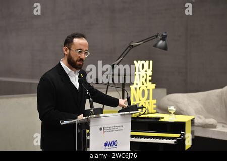 Der Starpianist Igor Levit spielte am Sonntag 14.01.2024 in der James-Simon-Galerie in Berlin ein Konzert zum Gedenken an die israelischen Hamas-Geiseln. Foto: Levit waehrend seiner Rede vor seinem Auftritt unter den Entfuehrten ist den Angaben zufolge auch der 22-jaehrige Pianist Alon Ohel, der bei dem Terrorueberfall auf Israel am 7. Oktober waehrend des Nova Musik Festivals in der Naehe des Kibbuz re im verschleppt wurde. An sein Schicksal und das der anderen Geiseln will die Initiative das gelbe Piano erinnern, indem an oeffentlichen Orten ein gelber Fluegel gespielt wird. Siehe epd-Meldun Stockfoto