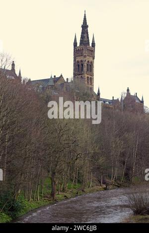 Urban Serenity: Glasgows majestätischer Charme mit Blick auf den Fluss Stockfoto