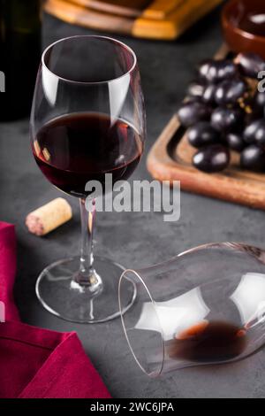 Rotwein auf dem Tisch mit frischen Trauben. Stockfoto