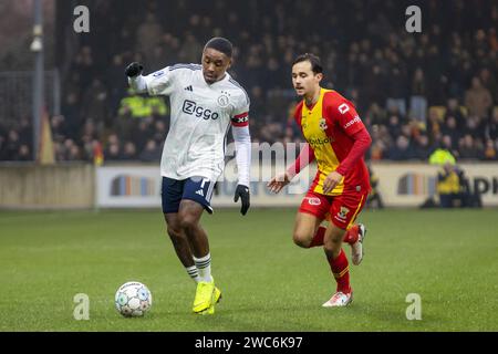 DEVENTER, Stadion de Adelaarshorst, 14-01-2024 , Saison 2023 / 2024 , niederländische Eredivisie. Während des Spiels gehen Sie voran Eagles - Ajax, Endergebnis 2:3, Ajax-Spieler Steven Bergwijn GA Eagles-Spieler Mats Deijl Stockfoto