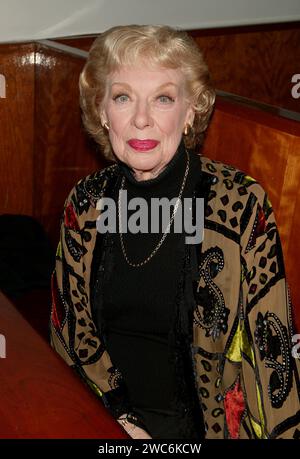 **DATEIFOTO** Joyce Randolph ist verstorben. NEW YORK, NY-16. OCT: Joyce Randolph nahm an der After-Party für das Actors' Fund Konzert des besten kleinen Hurenhauses in Texas Teil, das am 16. Oktober 2006 in der John's Pizzeria in New York City stattfand. Quelle: Joseph Marzullo/MediaPunch Stockfoto
