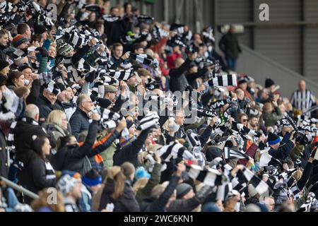 Leigh Sports Village, Manchester, Großbritannien. Januar 2024. Fußball des FA Cup der Frauen, Manchester United gegen Newcastle Ladies; Newcastle-Fans zeigen ihre Unterstützung. Credit: Action Plus Sports Images/Alamy Live News Credit: Action Plus Sports/Alamy Live News Stockfoto