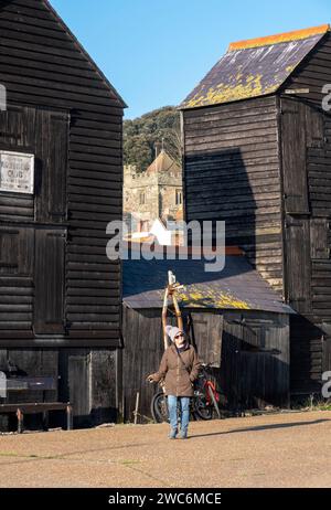 Werfen Sie einen Blick auf die St. Clements Church durch die traditionellen schwarz geteerten Fischerhütten, Hastings Old Town, East Sussex, Großbritannien Stockfoto