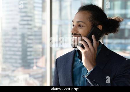Ich bin froh, dass der junge schwarze Anwaltsmanager ein nettes Telefongespräch hat Stockfoto