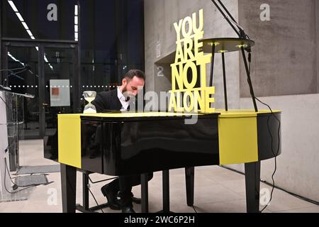 Der Starpianist Igor Levit spielte am Sonntag 14.01.2024 in der James-Simon-Galerie in Berlin ein Konzert zum Gedenken an die israelischen Hamas-Geiseln. Unter den Entfuehrten ist den Angaben zufolge auch der 22-jaehrige Pianist Alon Ohel, der bei dem Terrorueberfall auf Israel am 7. Oktober waehrend des Nova Musik Festivals in der Naehe des Kibbuz re im verschleppt wurde. An sein Schicksal und das der anderen Geiseln will die Initiative das gelbe Piano erinnern, indem an oeffentlichen Orten ein gelber Fluegel gespielt wird. Siehe epd-Meldung vom 14.01.2024 NUR REDAKTIONELLE VERWENDUNG *** Sternpianist Stockfoto