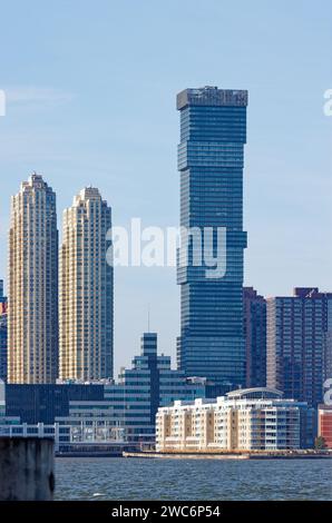 Die Jersey City Urby Apartments sind aus 10 Jenga-ähnlichen freitragenden Schichten gestaltet und sind ein 69-stöckiger Wohnturm an der 200 Greene Street. Stockfoto
