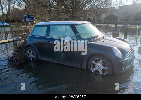 Wallingford, Oxfordshire, Großbritannien. Januar 2024. Trümmer von der Themse neben einem überfluteten Auto. Die Themse in Wallingford, Oxfordshire, brach diese Woche über die Ufer und überflutete den Riverside Car Park. Einige Autos waren vollständig in Hochwasser getaucht. Die meisten wurden jetzt entfernt, mit Ausnahme von zwei, die auf eine Erholung warten. Quelle: Maureen McLean/Alamy Live News Stockfoto