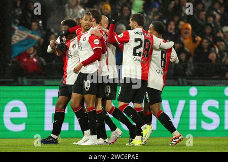 Rotterdam, Nederland. Januar 2024. ROTTERDAM, NEDERLAND - 14. JANUAR: Javairo Dilrosun von Feyenoord, Calvin Stengs von Feyenoord, Mats Wieffer von Feyenoord, Gernot Trauner von Feyenoord, Santiago Gimenez von Feyenoord, Quinten Timber of Feyenoord feiert, nachdem er am 14. Januar 2024 im Stadion Feijenoord in Rotterdam, Nederland, das erste Tor des Teams beim niederländischen Eredivisie-Spiel zwischen Feyenoord und NEC Nijmegen erzielte. (Foto: Hans van der Valk/Orange Pictures) Credit: dpa/Alamy Live News Stockfoto