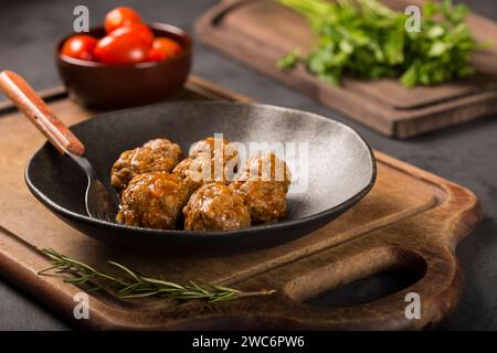 Hausgemachte Fleischbällchen auf dem Tisch gebraten. Stockfoto