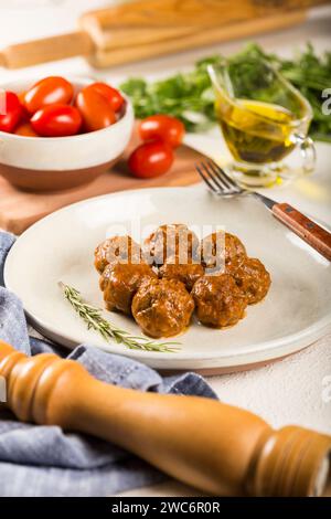 Hausgemachte Fleischbällchen auf dem Tisch gebraten. Stockfoto