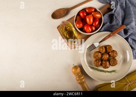 Hausgemachte Fleischbällchen auf dem Tisch gebraten. Stockfoto