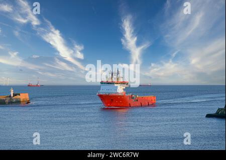 Das Schiff kommt am Hafen von Aberdeen an, nachdem es den Girdle Ness Lighthouse passiert hat Stockfoto