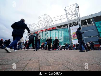 Manchester, Großbritannien. Januar 2024. Die Fans treffen sich draußen vor dem Spiel der Premier League in Old Trafford, Manchester. Der Bildnachweis sollte lauten: Andrew Yates/Sportimage Credit: Sportimage Ltd/Alamy Live News Stockfoto