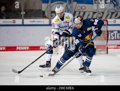 Kampf um den Puck / Zweikampf zwischen Kai Wissmann (Eisbaeren Berlin, #6) und Ryan McKiernan (EHC Red Bull Muenchen, #58). EHC Red Bull München gegen Eisbaeren Berlin, Eishockey, DEL, 38. Spieltag, Saison 2023/2024, 14.01.2024. Foto: Eibner-Pressefoto/Heike Feiner Stockfoto