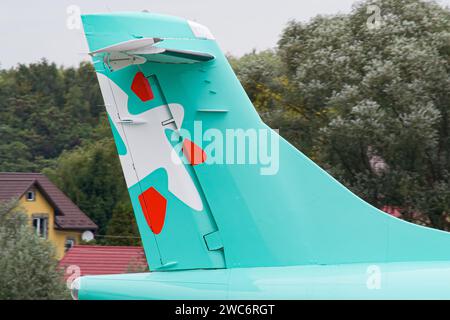 Windrose Airlines ATR 72-600 vertikale Stabilisatoren der ukrainischen Fluggesellschaft Nahaufnahme während des Rollens für den Start von Lemberg Stockfoto