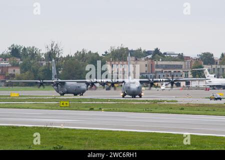 Ein Paar der US Air Force Lockheed C-130 Hercules Militärtransportflugzeuge, die zum Start von Lemberg fahren Stockfoto