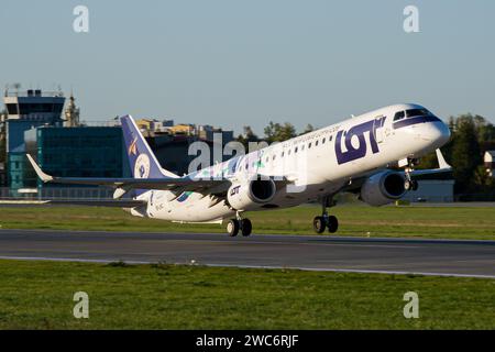 LOT Polish Airlines Embraer E195 in 'Śliwka Nałęczowska'-Lackierung, die von Lemberg aus startet Stockfoto