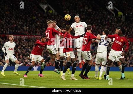 Richarlison von Tottenham Hotspur erzielt das erste Tor des Spiels während des Premier League-Spiels in Old Trafford, Manchester. Bilddatum: Sonntag, 14. Januar 2024. Stockfoto