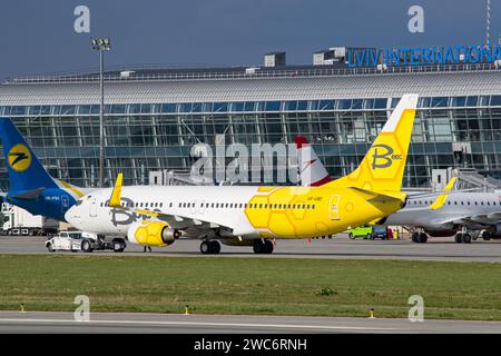 Die ukrainische Bienenfluggesellschaft Boeing 737-800 wird wegen Rollens am Flughafen Lemberg zurückgeschoben Stockfoto
