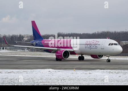 WizzAir Airbus A321 NEO Taxiing der ungarischen Billigfluggesellschaft für den Start aus dem verschneiten Lemberg Stockfoto