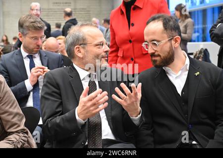 Der Starpianist Igor Levit spielte am Sonntag 14.01.2024 in der James-Simon-Galerie in Berlin ein Konzert zum Gedenken an die israelischen Hamas-Geiseln. Foto v.l.: Der Antisemitismusbeauftragte der Bundesregierung, Felix Klein Levit vor dem Konzert unter den Entfuehrten ist den Angaben zufolge auch der 22-jaehrige Pianist Alon Ohel, der bei dem Terrorueberfall auf Israel am 7. Oktober waehrend des Nova Musik Festivals in der Naehe des Kibbuz re im verschleppt wurde. An sein Schicksal und das andere Geiseln will die Initiative das gelbe Piano erinnern, indem an oeffentlichen Orten ein Gel Stockfoto