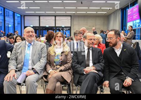 Der Starpianist Igor Levit spielte am Sonntag 14.01.2024 in der James-Simon-Galerie in Berlin ein Konzert zum Gedenken an die israelischen Hamas-Geiseln. Foto v.l.: Der israelische Botschafter Ron Prosor Idit Ohel, die Mutter des entfuehrten Pianisten Alon Ohel der Antisemitismusbeauftragte der Bundesregierung, Felix Klein Levit vor dem Konzert unter den Entfuehrten ist den Angaben zufolge auch der 22-jaehrige Pianist Alon Ohel, der bei dem Terrorueberfall auf Israel am 7. Oktober waehrend des Nova Musik Festivals in der Naehe des Kibbuz re im verschleppt wurde. An sein Schicksal und das der A Stockfoto