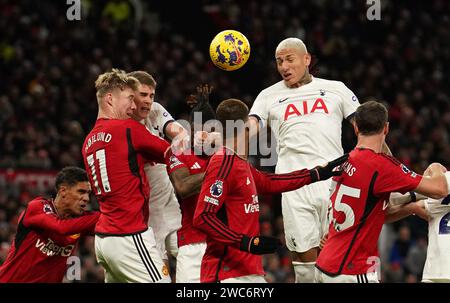 Richarlison von Tottenham Hotspur erzielt das erste Tor des Spiels während des Premier League-Spiels in Old Trafford, Manchester. Bilddatum: Sonntag, 14. Januar 2024. Stockfoto