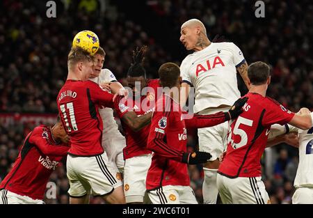 Richarlison von Tottenham Hotspur erzielt das erste Tor des Spiels während des Premier League-Spiels in Old Trafford, Manchester. Bilddatum: Sonntag, 14. Januar 2024. Stockfoto