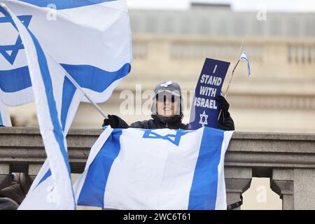 London, UK, 14. Januar 2024. Die 1000er-Jahre nahmen an einer Pro-Israel-Kundgebung auf dem Trafalgar Square in London Teil, um 100 Tage seit den Hamas-Angriffen am 7. Oktober zu feiern und die Rückkehr der verbliebenen Geiseln zu fordern, von denen sie befürchten, dass sie vergessen werden. Ähnliche Kundgebungen fanden weltweit statt. Kredit : Monica Wells/Alamy Live News Stockfoto
