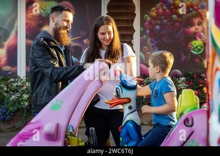 Familienurlaub Vergnügungspark und Zweisamkeit. Stockfoto