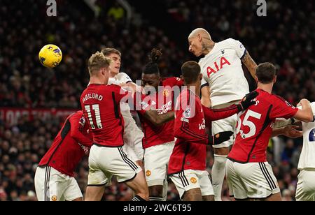 Richarlison von Tottenham Hotspur erzielt das erste Tor des Spiels während des Premier League-Spiels in Old Trafford, Manchester. Bilddatum: Sonntag, 14. Januar 2024. Stockfoto