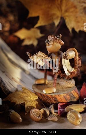 Herbstfellwaren - Bastelspielzeug 'hölzerner Zwerg'. Kinderphantasie. Kindertageserziehung. Stockfoto
