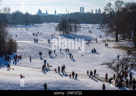 Verschneiter Englischer Garten mit München-Silhoutte, München, Januar 2024 Deutschland, München, Januar 2024, verschneiter Englischer Garten, Blick vom Monopteros auf die typische Münchner Stadt-Silhouette mit Frauenkirche, Theatinerkirche, Rathausturm, Alter Peter, Kuppel der Staatskanzlei, Überblick, Münchner beim Sonntagsspaziergang, Temperaturen bei -3 Grad und Sonnenschein, Winterhimmel, Wintertag, Panorama, Stadt, Stadtsilhouette, Wochenende, Bayern, *** schneebedeckter englischer Garten mit Münchener Silhouette, München, Januar 2024 Deutschland, München, Januar 2024, schneebedeckter englischer Garten, VI Stockfoto