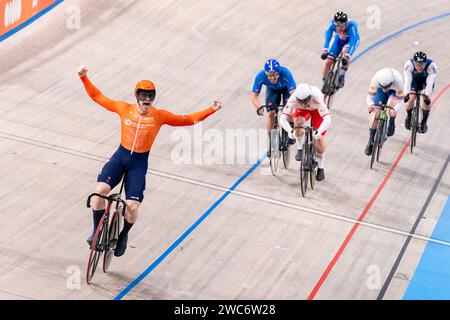 Apeldoorn, Niederlande. Januar 2024. APELDOORN, NIEDERLANDE - 14. JANUAR: Harrie Lavreysen aus den Niederlanden feiert am 5. Tag der UEC Track Elite Europameisterschaft 2024 in Omnisport am 14. Januar 2024 in Apeldoorn, Niederlande. (Foto: Joris Verwijst/BSR Agency) Credit: BSR Agency/Alamy Live News Stockfoto