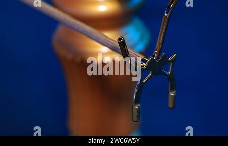 Ein detaillierter Blick auf eine Snooker-Cue-Stick-Brücke am 8. Tag der MrQ Masters im Alexandra Palace, London. Bilddatum: Sonntag, 14. Januar 2024. Stockfoto