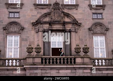 Kopenhagen, Dänemark. 14. Januar 2024. König Frederik X. winkt vom Balkon auf dem Christiansborg Palace Square nach der Proklamation am Sonntag, dem 14. Januar 2024. Quelle: Ritzau/Alamy Live News Stockfoto