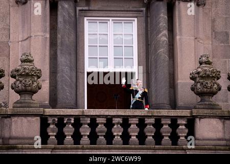 Kopenhagen, Dänemark. 14. Januar 2024. König Frederik X. winkt vom Balkon auf dem Christiansborg Palace Square nach der Proklamation am Sonntag, dem 14. Januar 2024. Quelle: Ritzau/Alamy Live News Stockfoto