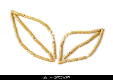 Holzpellets Biokraftstoff isoliert auf weißem Hintergrund Stockfoto