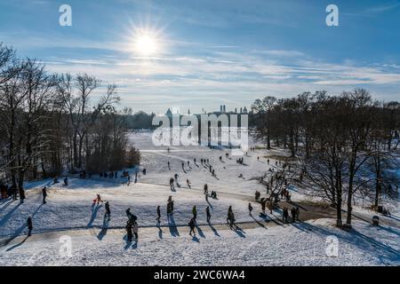 Verschneiter Englischer Garten mit München-Silhoutte, München, Januar 2024 Deutschland, München, Januar 2024, verschneiter Englischer Garten, Blick vom Monopteros auf die typische Münchner Stadt-Silhouette mit Frauenkirche, Theatinerkirche, Rathausturm, Alter Peter, Kuppel der Staatskanzlei, Überblick, Münchner beim Sonntagsspaziergang, Temperaturen bei -3 Grad und Sonnenschein, strahlend blauer Winterhimmel, Wintertag, Panorama, Stadt, Stadtsilhouette, Wochenende, Bayern, *** schneebedeckter englischer Garten mit Münchener Silhouette, München, Januar 2024 Deutschland, München, Januar 2024, schneebedeckt E Stockfoto