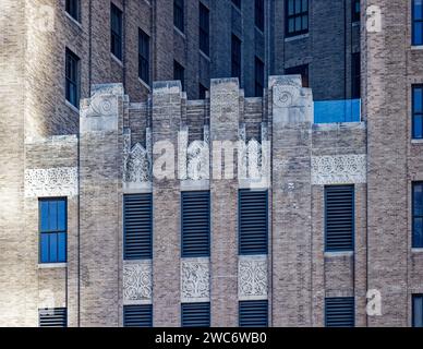 Die polychrome Ziegelfassade des Barclay-Vesey-Gebäudes ist in den unteren Etagen mit Kalkstein gemeißelt, in den oberen Etagen mit Gussstein dekoriert. Stockfoto