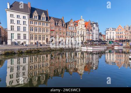 Kanalhäuser im historischen mittelalterlichen Stadtzentrum von Gent. Stockfoto