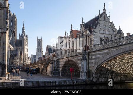 Historisches Stadtzentrum mit Blick auf die drei Türme der St. Nikolaus-Kirche, den Glockenturm von Gent und die St.-Bavo-Kathedrale. Stockfoto