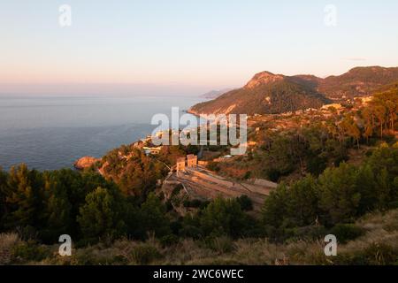 Blick auf die Nordküste der Insel Mallorca, in der Nähe der Stadt Bañalbufar, im Tramuntana-Gebirge mit dem Mittelmeer. Tourismus Stockfoto