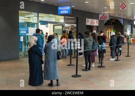 Die Leute stehen im COVID-19-Testzentrum auf dem Bahnsteig in Antwerpen an. Stockfoto