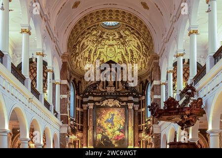 Inneres der Kirche Saint Carolus Borromeus im Zentrum von Antwerpen. Stockfoto