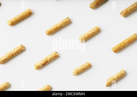 Holzpellets Biokraftstoff isoliert auf weißem Hintergrund Stockfoto