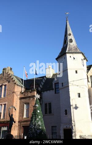 Dunbar Town House, auch bekannt als Dunbar Tolbooth, John Muir Statue in der Hauptstraße zur Weihnachtszeit, East lothian, Schottland Stockfoto